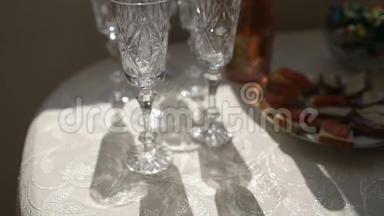 桌子上摆着白色的结婚眼镜和莱茵石